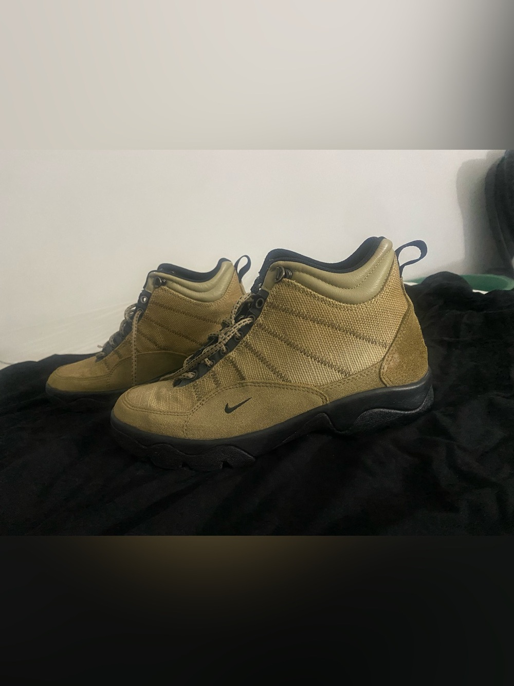 Nike Men's Tan and Black High-Top Hiking Boots